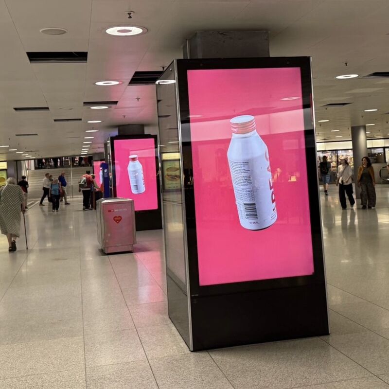 Die PEAQ Kampagne live auf den Screens im Zürcher Hauptbahnhof