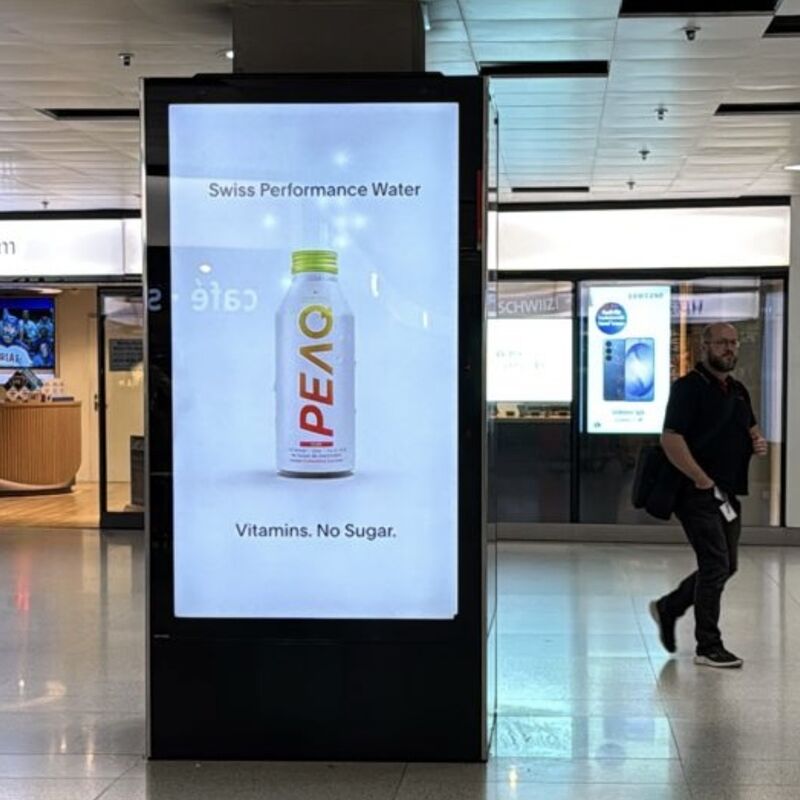 PEAQ Swiss Performance Water auf einem Screen im Zürcher Hauptbahnhof